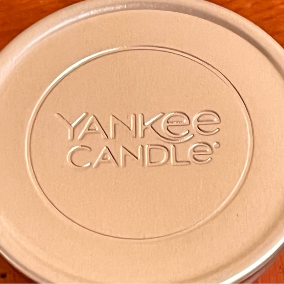 NWT- Yankee Candle Red Apple Wreath Small Tumbler Scented Candle - Picture 5 of 5